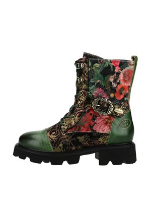 Botte de combat en cuir vert et tissu fleuri avec semelle noire, laçage à l’avant, boucle décorative et écusson marqué au talon.