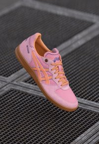 ASICS SportStyle SKYHAND OG UNISEX - Trainers - coneflower/terracotta