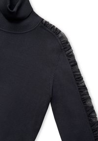 Zwarte gebreide coltrui met doorzichtige ruffles aan de schouder en langs de mouw.