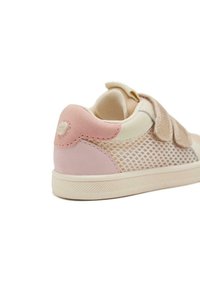 Sneaker con velcro caratterizzato da un pannello in rete, dettagli in pelle beige e camoscio rosa, suola testurizzata e design della punta tonda.