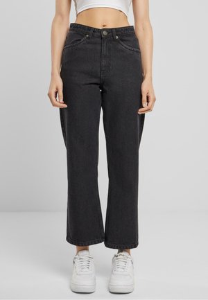 Pantalones de mezclilla negros de tiro alto con corte recto, que cuentan con bolsillos frontales, trabillas para el cinturón y un acabado sutilmente texturizado.