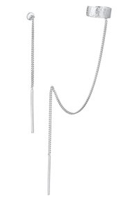 Pendiente de oreja en forma de cuff de cadena plateada que presenta una banda texturizada con una larga cadena unida a un colgante recto. Diseño elegante y minimalista.