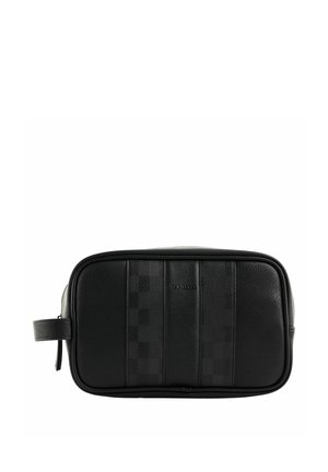Trousse de toilette rectangulaire noire avec panneaux texturés, fermeture éclair, poignée latérale et petit nom de marque embossé au centre avant.