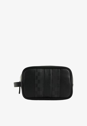 Trousse de toilette rectangulaire noire avec panneaux texturés, fermeture éclair, poignée latérale et petit nom de marque embossé au centre avant.