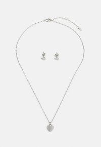 Collier en argent avec un pendentif en forme de cœur texturé et des boucles d'oreilles en forme de cœur assorties. La chaîne est dotée d'un fermoir en forme de homard et d'une longueur ajustable.