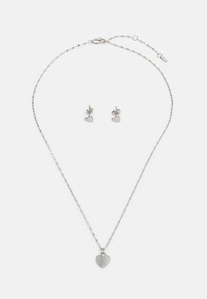 Collier en argent avec un pendentif en forme de cœur texturé et des boucles d'oreilles en forme de cœur assorties. La chaîne est dotée d'un fermoir en forme de homard et d'une longueur ajustable.