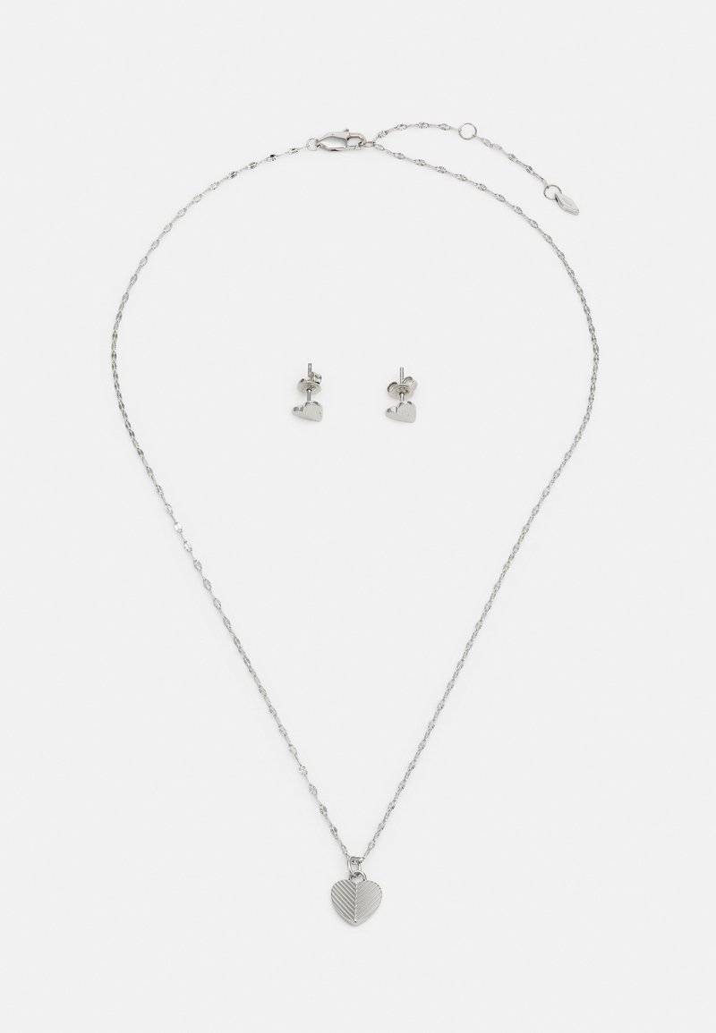 Collier en argent avec un pendentif en forme de cœur texturé et des boucles d'oreilles en forme de cœur assorties. La chaîne est dotée d'un fermoir en forme de homard et d'une longueur ajustable.