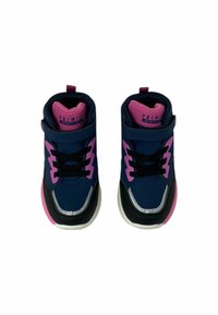 Sneaker alte blu e nere con accenti rosa, dotate di lacci neri e dettagli metallici. Progettate per abbigliamento attivo per bambini.