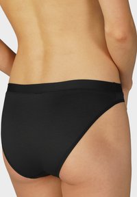 Mutande in cotone nero con una consistenza liscia, dotate di un morbido elastico in vita e aperture per le gambe a taglio alto per un comfort ottimale.