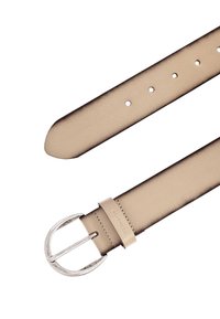 Cinturón de cuero beige claro con seis agujeros de ajuste y una hebilla redonda plateada, que presenta un pequeño lazo cosido cerca de la hebilla.