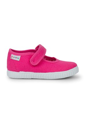 Růžová plátěná bota na suchý zip, s kulatou špičkou a bílou gumovou podrážkou. Na boku je štítek s barevným písmem.