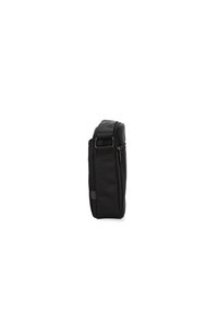 Borsa a tracolla nera realizzata in tessuto testurizzato, forma rettangolare con scomparto principale con zip, tracolla regolabile e tasca esterna.