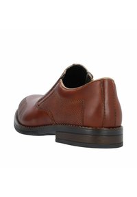 Bruine leren schoen met een zachte afwerking, gestructureerde zijkanten, een ronde neus en een lage hak voor comfort en stabiliteit.