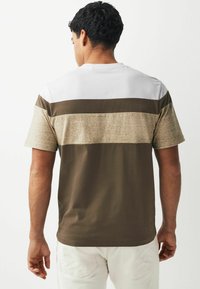 Next BLOCK REGULAR - Nyomott mintás póló - neutral tan