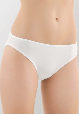Bikini in cotone bianco con taglio a vita bassa, tessuto liscio e sottile elastico in vita, con cuciture minime e senza motivi visibili.