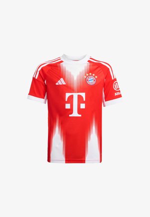 Sarkans un balts Bayern Munich futbola krekls ar īsām piedurknēm, apaļu apkakli un gradienta dizainu ar lielu T logotipu priekšpusē.