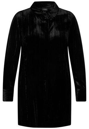 Abito camicia lungo in velluto nero con maniche lunghe, colletto, chiusura frontale con bottoni e una superficie liscia e lucente.