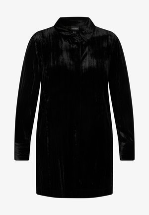 Zwarte fluwelen jurk met lange mouwen, een opstaande kraag, knoopsluiting aan de voorkant en een zachte, glanzende textuur.