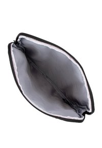 Schwarze Reißverschlusstasche aus Stoff, mit glattem grauem Innenfutter und leicht strukturierter Oberfläche. Öffnet sich weit für einfachen Zugriff auf den Inhalt.