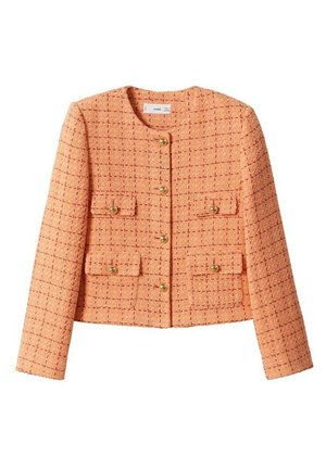 Veste texturée couleur pêche avec motif en grille, col rond, manches longues, quatre poches avant avec boutons dorés et fermeture boutonnée à l'avant.