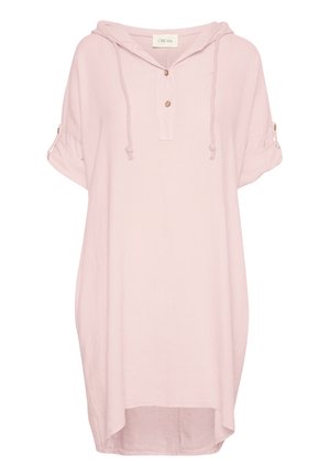 Túnica de color rosa claro con capucha, mangas cortas enrolladas, tapeta de botones y dobladillo curvado, hecha de una suave tela texturizada.