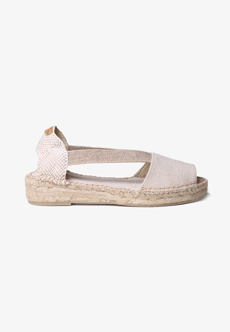 Sandal ecrù in espadrillas con tomaia in tela, punta aperta, cinturini elastici incrociati e suola in iuta intrecciata con dettagli testurizzati.