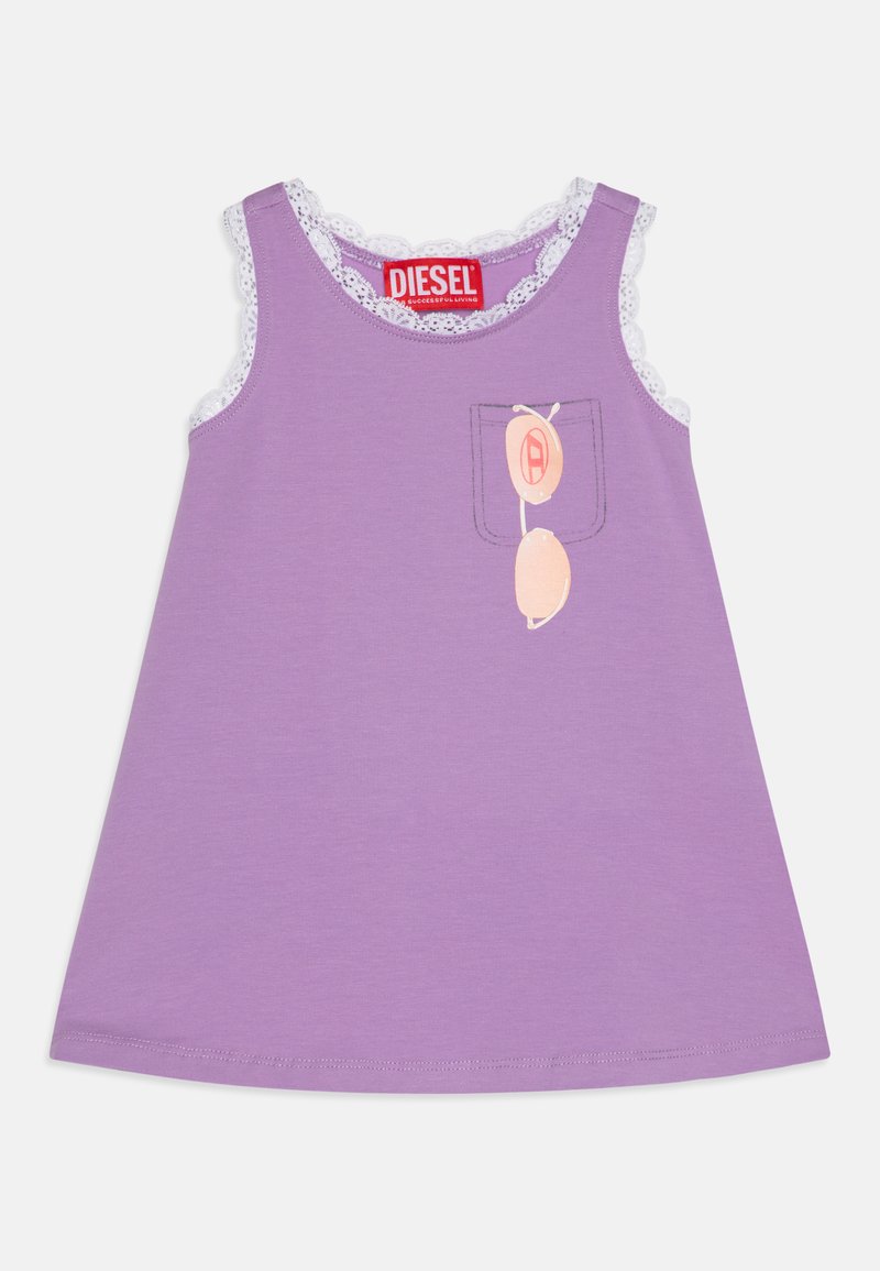 Vestido roxo sem mangas com acabamento em renda nos ombros, apresentando um bolso frontal e um gráfico divertido de duas formas coloridas.