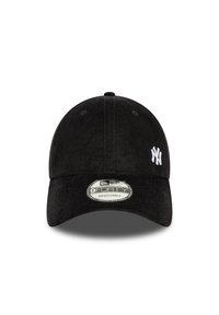Gorra negra ajustable con visera curva, tela texturizada y un logo bordado en blanco en la parte frontal. Presenta un botón redondo en la parte superior y agujeros de ventilación.