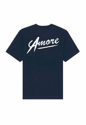 T-paita tummansinisestä puuvillasta, jossa on valkoinen graafinen suunnittelu, johon on kirjoitettu "Amore" kauniilla käsialalla rinnan yli. Lyhyet hihat, pyöreä kaula-aukko.