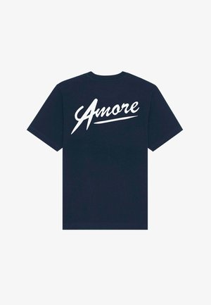 Tengerészkék pamut póló, fehér grafikai tervezéssel, amelyen a "Amore" szó írásos stílusban szerepel a mellkason. Rövid ujjú, kerek nyakú.