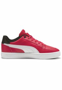 Adidași din piele roșie și albă cu călcâi negru, zonă perforată la vârf și talpă din cauciuc alb. Prezintă șireturi corespunzătoare și logo pe limbă.