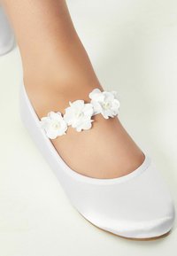 Lipsy FLOWER MARJANE  - REGULAR FIT - Balerínky s remienkom okolo členku - white