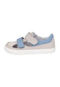 Zapatos infantiles de cuero con un diseño en gris claro y azul, que cuentan con una doble cinta de velcro y recortes laterales perforados.