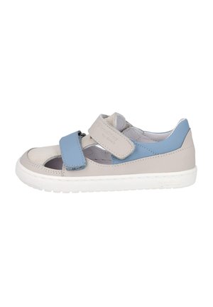 Zapatos infantiles de cuero con un diseño en gris claro y azul, que cuentan con una doble cinta de velcro y recortes laterales perforados.