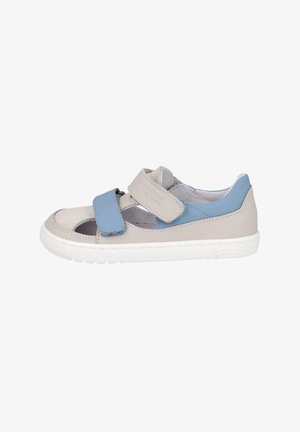 Zapatos infantiles de cuero con un diseño en gris claro y azul, que cuentan con una doble cinta de velcro y recortes laterales perforados.