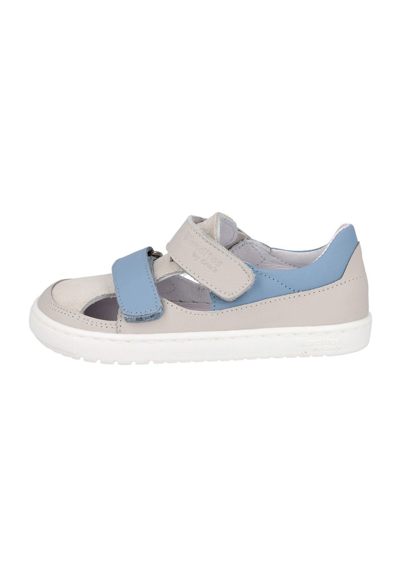 Zapatos infantiles de cuero con un diseño en gris claro y azul, que cuentan con una doble cinta de velcro y recortes laterales perforados.