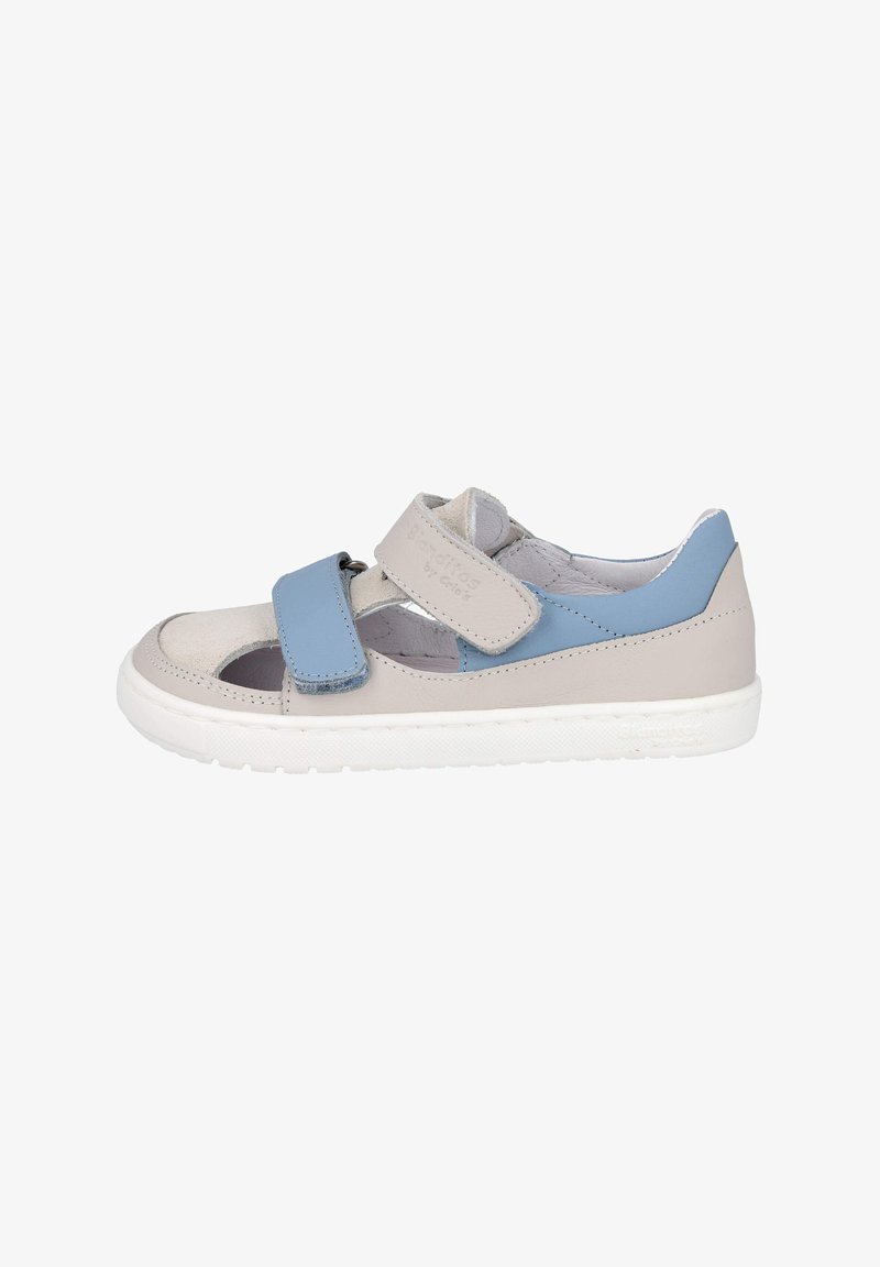 Zapatos infantiles de cuero con un diseño en gris claro y azul, que cuentan con una doble cinta de velcro y recortes laterales perforados.