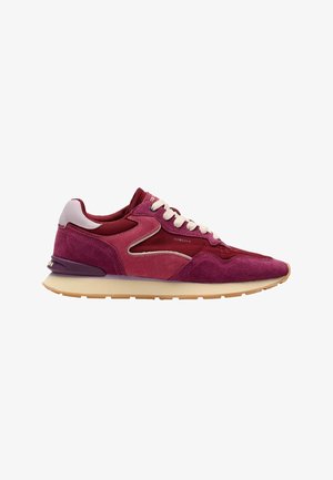 Sneaker dal profilo basso in tonalità di bordeaux e rosa con pannelli in suede e tessuto, lacci bianchi e suola in gomma beige.