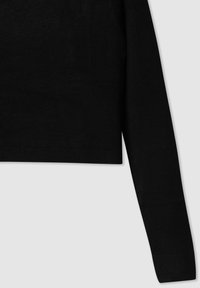 Maglione nero cropped con maniche lunghe, realizzato in morbido e leggero tessuto a maglia. Presenta orlo e polsini a costine per una maggiore texture.