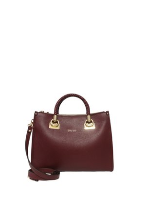 Sac à main en cuir bordeaux avec finition texturée, quincaillerie en ton doré, poignée tressée et bandoulière amovible. Comprend un logo de marque.
