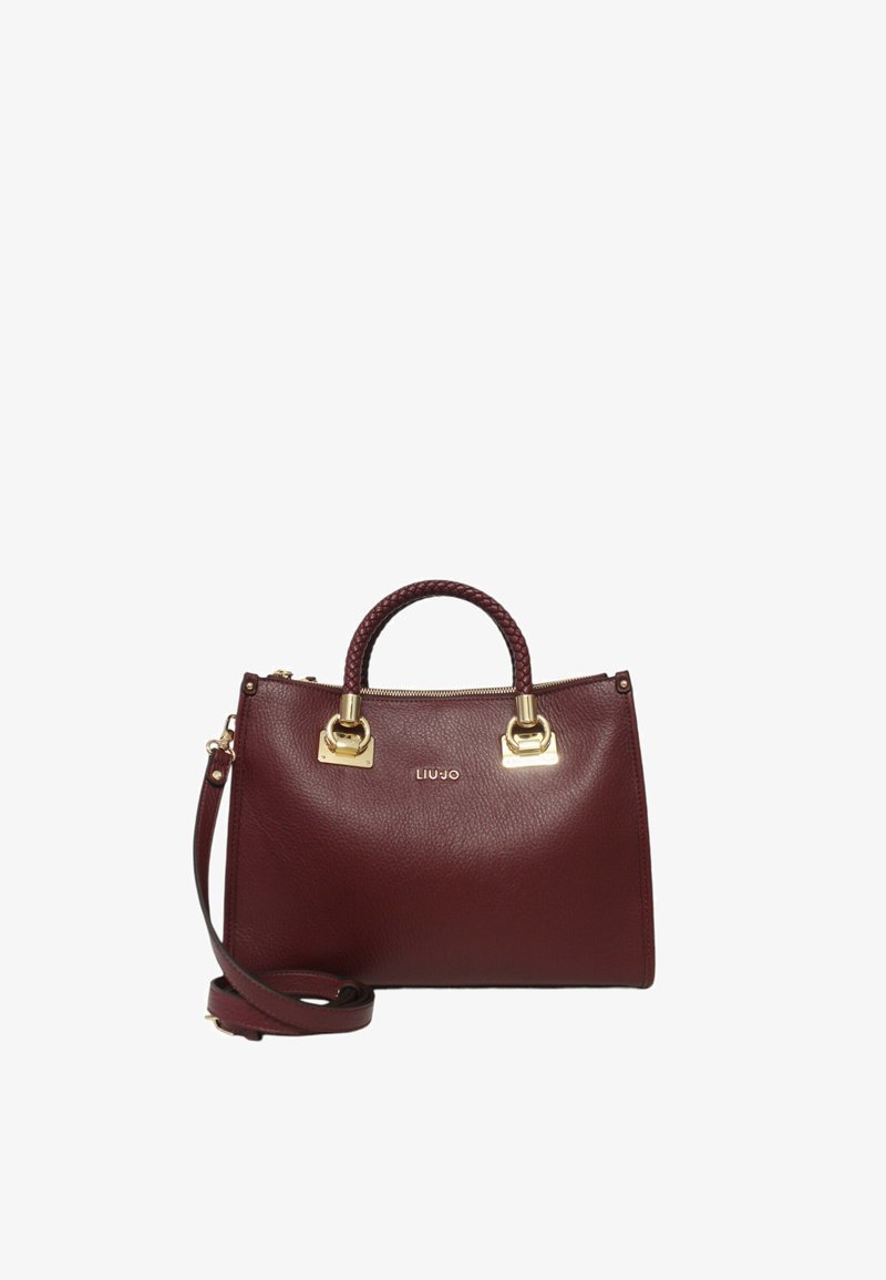 Burgundowa skórzana torebka z teksturowanym wykończeniem, złotymi detalami, plecionym uchwytem i odpinanym paskiem na ramię. Z logo marki.