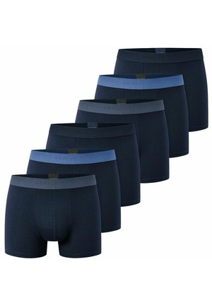 Satz aus sechs marineblauen Herren-Boxershorts mit abwechselnd dunklen und hellblauen Bundstreifen, angeordnet in einer versetzten Reihe auf weißem Hintergrund.