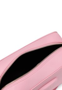 Borsa rosa in pelle con zip, dotata di un'esterno liscio, ferramenta della zip in argento e un interno nero a contrasto. Presenta un design piatto.