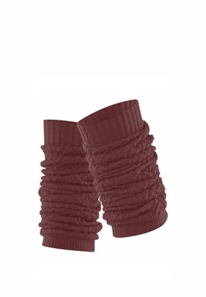 Paar kastanienbraune, gestrickte Beinwärmer mit gerippten Bündchen und strukturiertem, gerafftem Stoff, leicht überlappend auf weißem Hintergrund gestapelt.