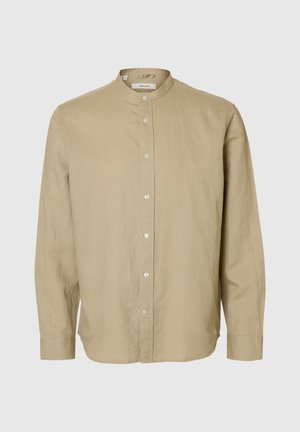 Camisa beige de manga larga con cuello mao y botones delanteros, presentada sobre un fondo liso de color gris claro.