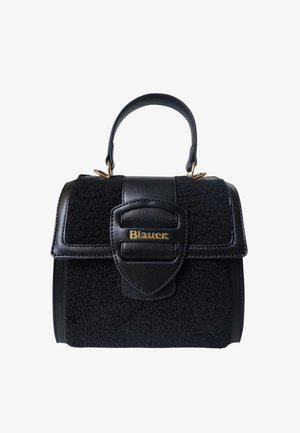 Bolso negro texturizado con solapa y asa de cuero, logo dorado "Blauer" en el cierre frontal.