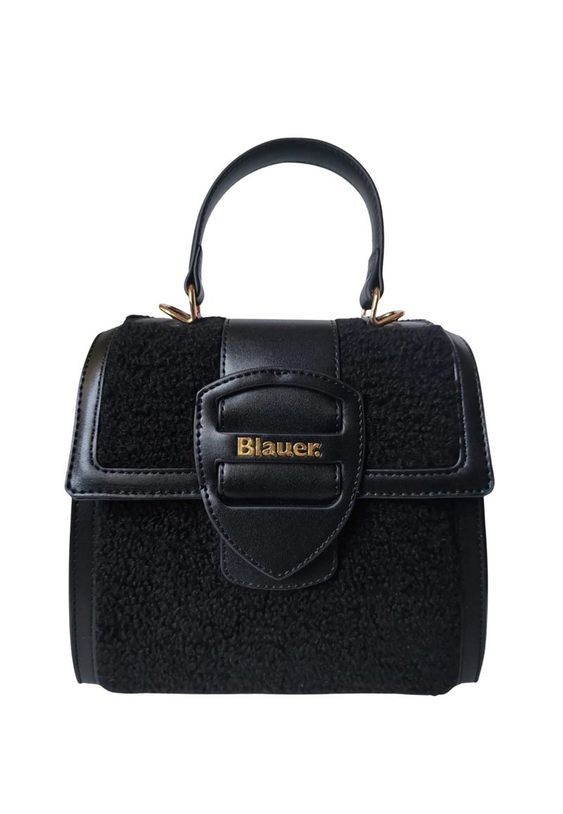 Sac à main noir texturé avec rabat en cuir et poignée, logo "Blauer" doré sur le fermoir avant.