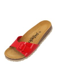 Röd slipp-sandaler med en glänsande lackfinish, featuring en spännestrand och en korkfotbädd med en strukturerad tan yta.