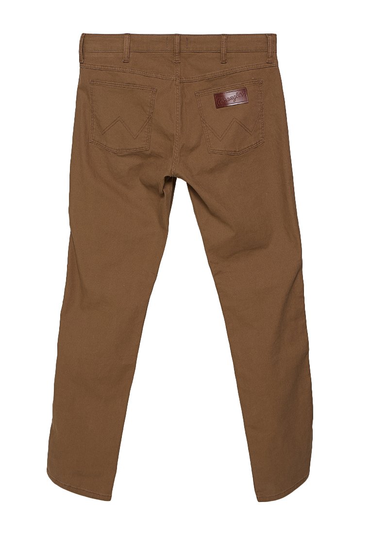 Brązowe bawełniane spodnie z prostą nogawką, dwoma tylnymi kieszeniami z chevronowym ściegiem oraz naszywką z logo na prawej kieszeni.