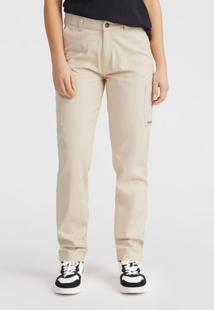 Beige cargo broeken met zijzakken, knoopsluiting en riemlussen. Gemaakt van duurzame stof, met een slanke rechte pasvorm en minimale details.